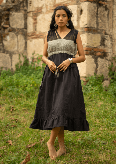 Vestido Manuela Negro  Descubre la comodidad y el estilo único con nuestro exclusivo vestido casual hecho 100% a mano.