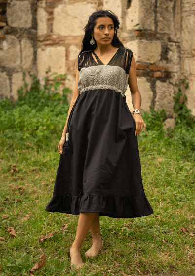 Vestido Manuela Negro  Descubre la comodidad y el estilo único con nuestro exclusivo vestido casual hecho 100% a mano.